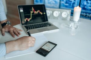 AI Financial Advisor vs Human: Which One Should You Trust With Your Money?